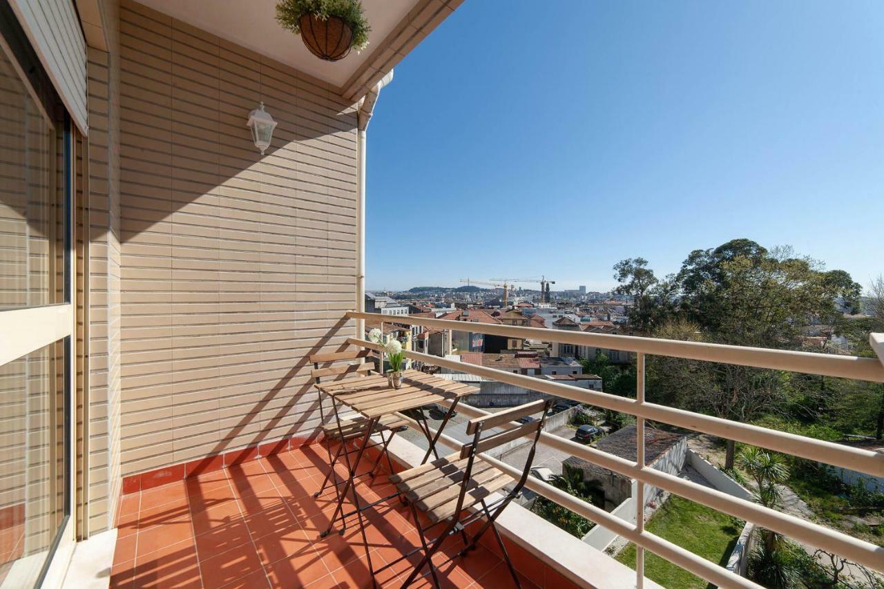 Sunny View To The Tower Apartment Porto Luaran gambar